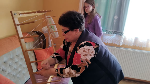 Уместо да гледа ријалитије, са Гугла је учила да тка: Мирјана (65) из Параћина дистрофију лечи разбојем